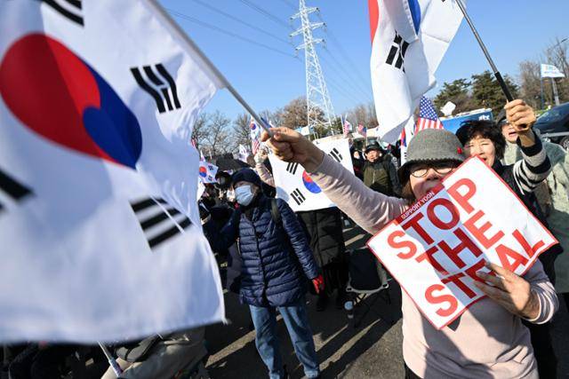 내란 우두머리 혐의로 체포된 윤석열 대통령이 고위공직자범죄수사처의 출석 조사 요구에 이틀 연속 불응하기로 한 17일 경기 의왕시 서울구치소 앞에서 윤 대통령 지지자가 구호를 외치고 있다. 박시몬 기자