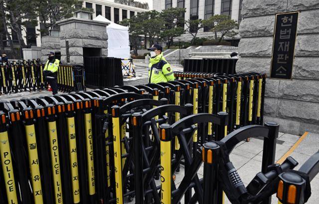 윤석열 대통령 탄핵심판 2차 변론기일인 16일 서울 종로구 헌법재판소에서 경찰이 경계 근무를 하고 있다. 홍인기 기자