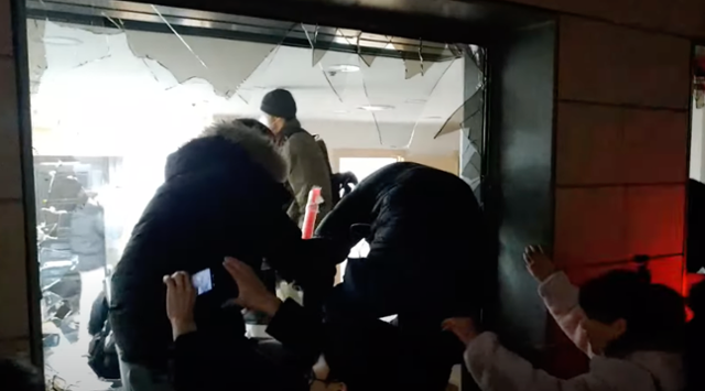 19일 새벽 윤석열 대통령의 구속영장 발부 직후 격분한 지지자들이 서울 마포구 서울서부지법 청사 창문을 깨고 난입하고 있다. 유튜브 채널 '락TV' 캡처