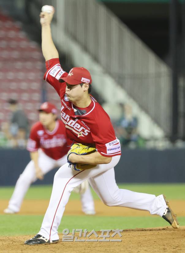 2024 KBO리그 프로야구 LG 트윈스와 SSG 랜더스의 경기가 21일 오후 서울 잠실야구장에서 열렸다. 9회말 조병현이 구원등판해 공을 던지고 있다. 잠실=김민규 기자 /2024.08.21/
