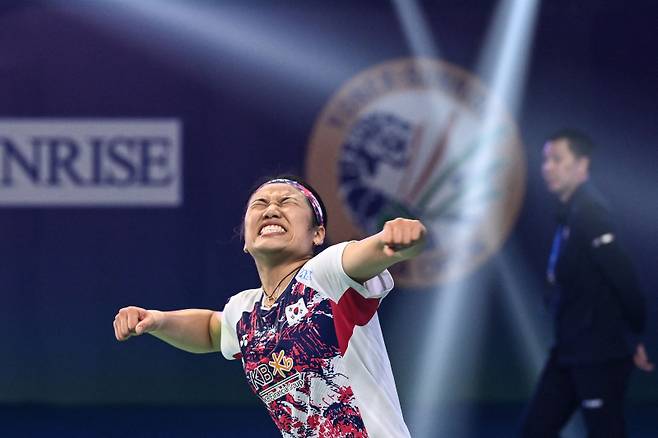 <yonhap photo-4906=""> South Korea's An Se Young celebrates after winning the women's singles final match against Thailand's Pornpawee Chochuwong at the India Open 2025 badminton tournament in New Delhi on January 19, 2025. (Photo by Sajjad HUSSAIN / AFP)/2025-01-19 19:09:12/ <저작권자 ⓒ 1980-2025 ㈜연합뉴스. 무단 전재 재배포 금지, AI 학습 및 활용 금지></yonhap>