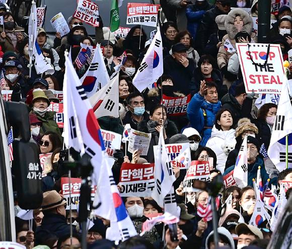 내란 수괴와 직권남용 등의 혐의를 받는 윤석열 대통령의 구속 전 피의자 심문(영장실질심사)을 앞둔 18일 서울 마포구 서부지방법원 인근에서 윤 대통령의 지지자들이 시위를 하고 있다. [사진=곽영래 기자]