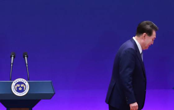 윤석열 대통령이 19일 새벽 내란 우두머리·직권남용 혐의로 구속됐다. 연합뉴스