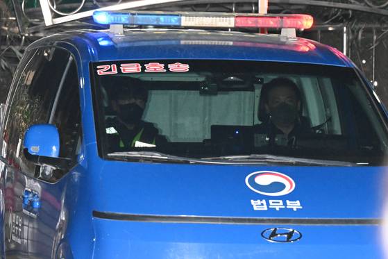 윤석열 대통령이 탑승한 호송차가 18일 서울 마포구 서울서부지법에서 열린 구속 전 피의자 심문(영장실질심사) 이후 서울구치소로 향하고 있다. 윤 대통령은 차 내부 커튼에 가려져 보이지 않았다. 임현동 기자