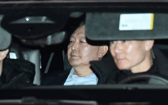 내란 우두머리 혐의로 고위공직자범죄수사처에 체포된 윤석열 대통령이 지난 15일 오후 경기 과천시 공수처에서 조사를 마치고 서울구치소로 이동하고 있다. 사진공동취재단