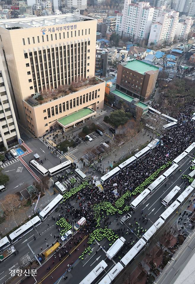 윤석열 대통령의 영장실질심사(구속 전 피의자 심문)가 열린 지난 18일 서울 마포구 서울서부지법 앞에서 윤 대통령 지지자들이 집회를 벌이고 있다. 한수빈 기자