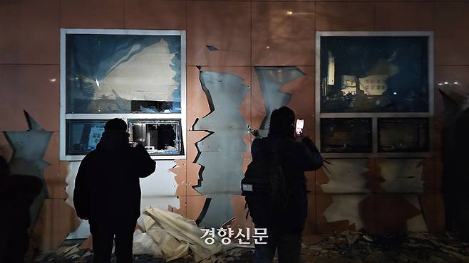 19일 새벽 윤석열 대통령이 구속되자 지지자들이 서울서부지법에 침입해 난동을 부려 건물 외벽과 창문이 파손돼 있다. 이준헌 기자