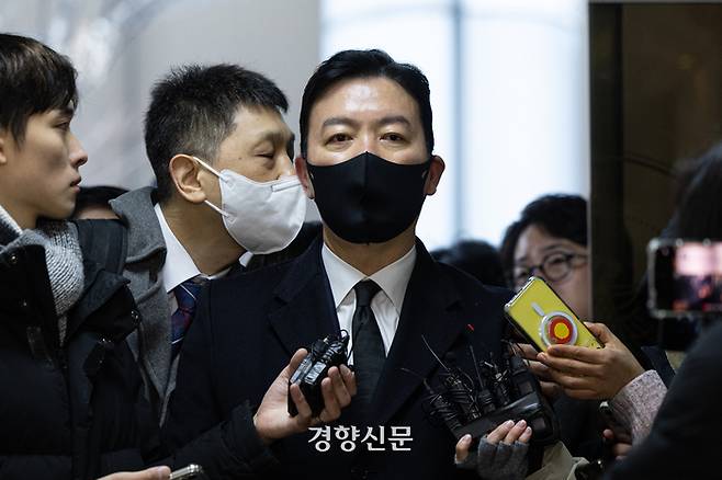 윤석열 대통령 체포영장 집행 방해 관련 특수공무집행방해 혐의를 받는 김성훈 대통령 경호처 차장이 지난 17일 오전 서울 서대문구 국가수사본부로 출석하는 중 한 관계자가 김 차장에게 귓속말을 하고 있다. 서성일 선임기자