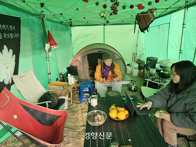 ‘보철거를 위한 금강·낙동강·영산강시민행동’ 임도훈 상황실장(왼쪽)과 박은영 집행위원장이 지난 7일 금강 세종보 상류 천막농성장을 지키고 있다. 이종섭 기자