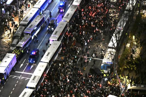 윤석열 대통령의 구속 전 피의자심문(영장실질심사)이 종료된 18일 서울 마포구 서부지법 인근에서 윤 대통령이 탄 법무부 호송차량과 경호차량이 서울구치소로 향하고 있다. 사진은 기사 내용과 관련이 없음. 연합뉴스
