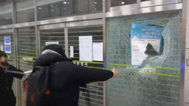 법원 유리창과 집기 등을 부수는 윤석열 대통령 지지자들. 유튜브 ‘락TV’ 캡처&nbsp;