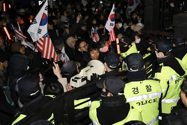 내란 우두머리 혐의로 체포된 윤석열 대통령의 구속 전 피의자심문이 열린 지난 18일 오후 서울 마포구 서울서부지방법원 앞에서 윤 대통령 지지자들이 집회를 열고 있다. 연합뉴스