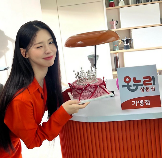 온누리상품권 모델 (여자)아이들의 미연이 촬영을 하고 있다. 제제의 패션블로그