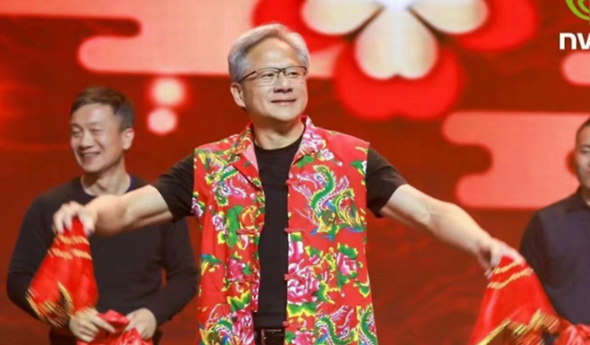 젠슨 황 엔비디아 CEO가 2024년 1월 베이징·상하이·선전을 방문했다. 중국 의상을 입은 모습 (출처 yicai.com)