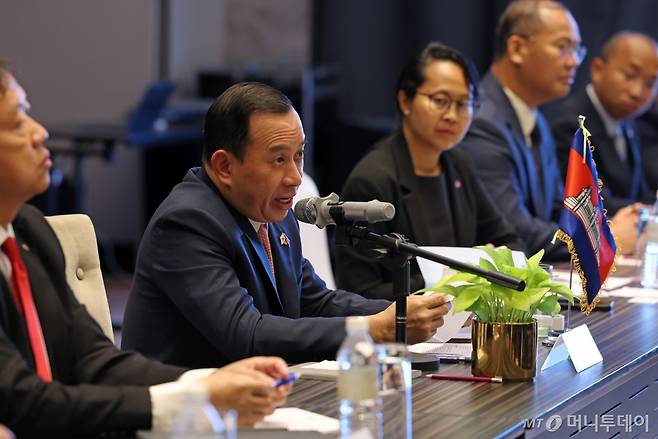 (서울=뉴스1) = 후옷 학 캄보디아 관광부 장관이 18일(현지시간) 아세안+3 관광장관회의 참석차 말레이시아 조호르바루를 방문한 유인촌 문화체육관광부 장관과 회담을 하고 있다. (문화체육관광부 제공)2025.1.19/뉴스1 Copyright (C) 뉴스1. All rights reserved. 무단 전재 및 재배포, AI학습 이용 금지. /사진=(서울=뉴스1)