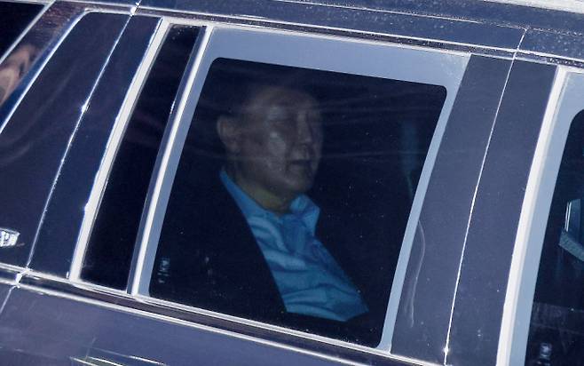 법원이 윤석열 대통령에 대한 구속영장을 발부함에 따라 윤 대통령은 향후 미결 수용자 대우를 받는다. 사진은 지난 15일 공수처 조사를 마친 후 서울구치소로 향하는 윤 대통령. /사진=뉴스1