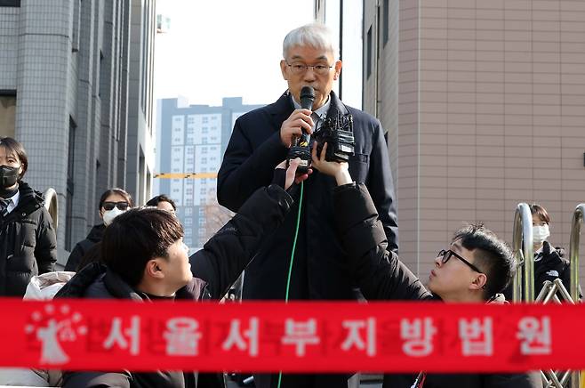 천대엽 법원행정처장이 19일 윤석열 대통령 지지자들이 난입한 서울서부지방법원을 방문해 점검을 마친 뒤 취재진 질문에 답변하고 있다. [뉴시스]