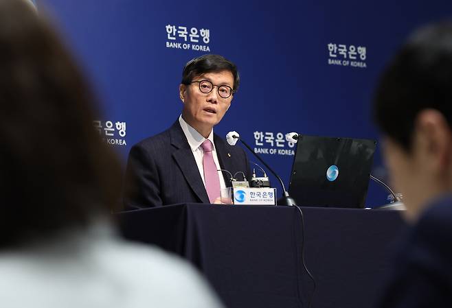 이창용 한국은행 총재가 지난 16일 서울 중구 한국은행에서 열린 금융통화위원회 기준금리 결정에 관한 기자간담회에서 발언하고 있다. [연합]