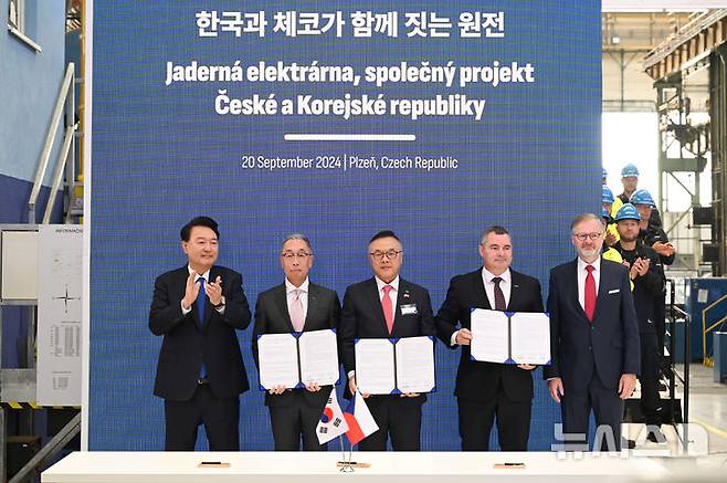 [플젠=뉴시스] 조수정 기자 = 윤석열 대통령과 페트로 피알라 체코 총리가 20일(현지시각) 체코 플젠 산업단지 내 두산스코다파워 공장에서 열린 황주호 한수원 사장, 박지원 두산에너빌리티 회장, 다니엘 프로차스카 두산스코다파워 대표의 체코기업 터빈 두코바니 원전 공급 MOU에 임석해 있다. (공동취재) 2024.09.20. chocrystal@newsis.com