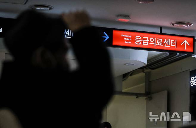 [서울=뉴시스] 정병혁 기자 = 지난 16일 서울시내 한 대학병원 응급의료센테에서 보호자들이 대기하고 있다. 2025.01.19. jhope@newsis.com