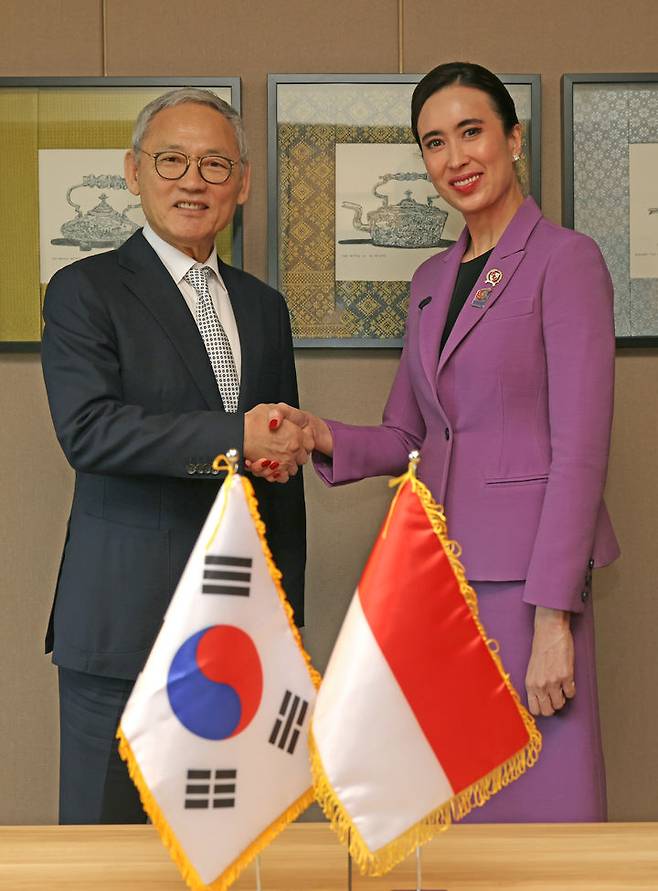 [서울=뉴시스] 정병혁 기자 = 유인촌 문화체육관광부 장관이 18일(현지시간) 아세안+3 관광장관회의 참석차 말레이시아 조호르바루를 방문해 더블트리 바이 힐튼 조호르바루에서 위디얀티 푸트리 와르다나 인도네시아 관광부 장관과 회담을 마치고 기념촬영을 하고 있다.(사진=문화체육관광부 제공) 2025.01.18. photo@newsis.com *재판매 및 DB 금지