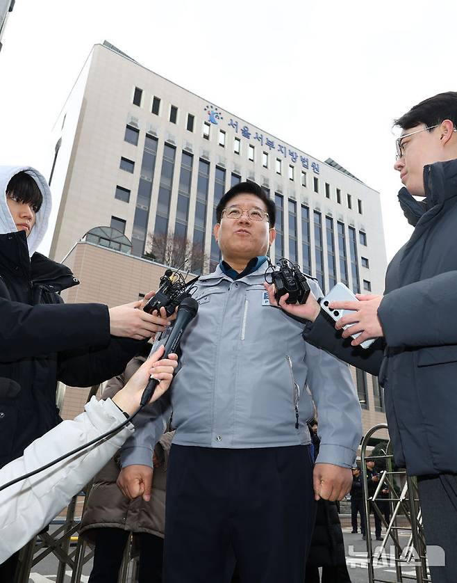 [서울=뉴시스] 황준선 기자 = 이호영 경찰청장 직무대행이 19일 윤석열 대통령 지지자들의 폭력 사태가 벌어진 서울 마포구 서울서부지방법원에서 취재진의 질문에 답변하고 있다. 2025.01.19. hwang@newsis.com