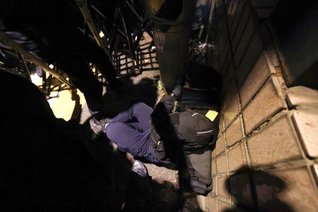 ▲윤석열 대통령이 내란 우두머리 혐의로 구속되자 지지자들이 서울 마포구 서울서부지방법원을 습격한 19일 오전 서부지법 후문 인근에서 경찰이 윤 대통령 지지자와 대치한 가운데 윤 대통령 지지자로부터 가격당한 한 경찰이 고통스러워하고 있다. ⓒ연합뉴스