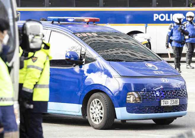 윤석열 대통령을 태운 호송차량이 18일 서울 마포구 서울서부지방법원으로 들어서고 있다. 뉴시스