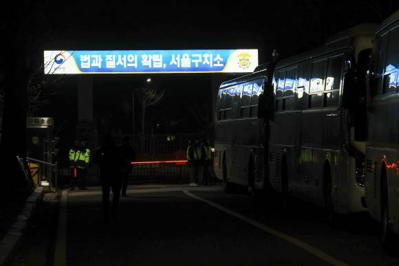 내란 우두머리 혐의를 받는 윤석열 대통령이 구속된 19일 오전 경기도 의왕시 서울구치소 앞에 경찰이 배치돼 있다. 2025.1.19 연합뉴스