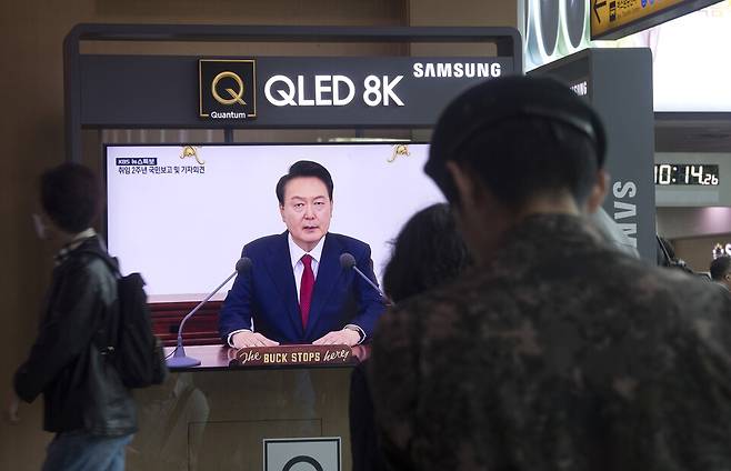 2024년 5월9일 오전 윤석열 대통령이 취임 2주년을 맞아 기자회견을 하고 있다. 집무실에서의 20분간 국민보고 발언을 한 뒤 브리핑룸에서 1시간 가량 질의 응답 시간을 가졌다. 시민들이 서울역에 설치되어 있는 TV를 통해 방송되는 국민보고를 시청하고 있다. ⓒ시사저널 이종현