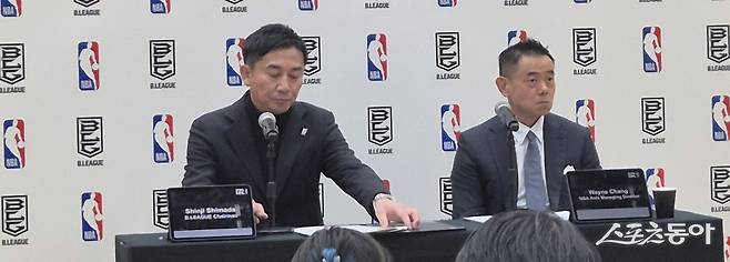 시마다 신지 B리그 총재(왼쪽)가 18일 지바현 라라 아레나 도쿄-베이 서브 체육관에서 NBA와 업무협약식에 참석했다. 왼쪽은 웨인 창 NBA 아시아 마케팅 디렉터.  지바(일본)｜최용석 기자