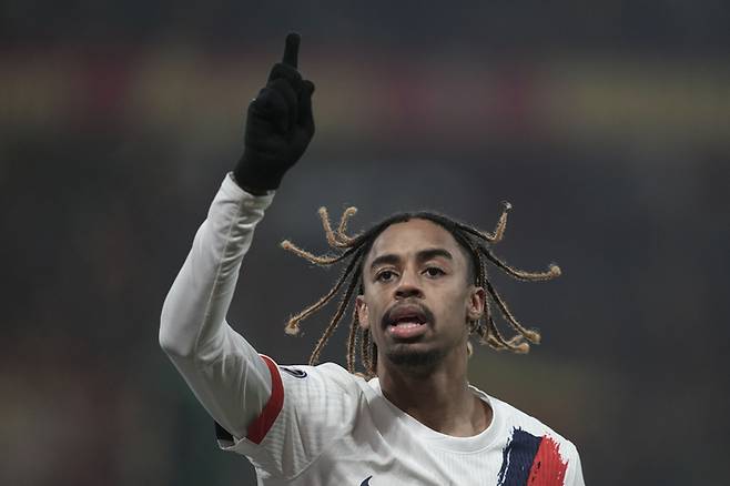 오랜만에 제로톱으로 나선 이강인이 동점골 상황에서 기점 역할을 하며 60분을 소화한 뒤 경기를 마쳤다. 파리 생제르맹(이하 PSG)은 86분에 터진 브래들리 바르콜라의 역전 결승골에 힘입어 RC 랑스 원정에서 2-1 역전승을 거뒀다. <저작권자(c) 연합뉴스, 무단 전재-재배포, AI 학습 및 활용 금지>