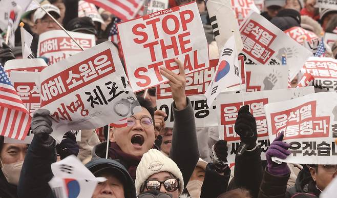 초헌법적인 비상계엄을 발령한 책임이 야당에 있다는 건 모순이다. [사진｜뉴시스]