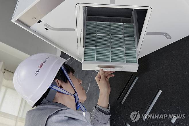 LG전자 케어 전문가가 제품을 관리하는 모습 [LG전자 제공. 재판매 및 DB 금지] photo@yna.co.kr