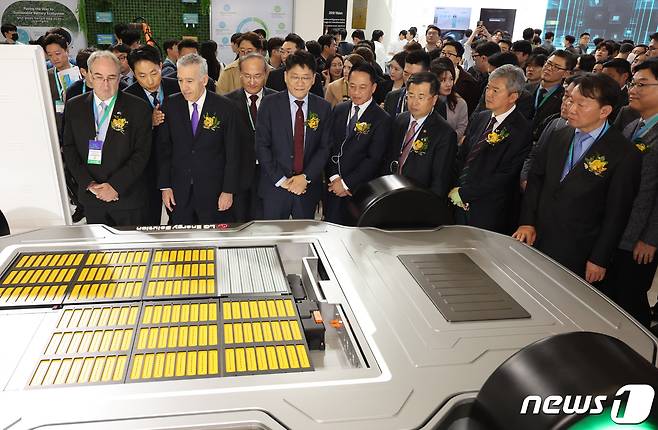 6일 오후 서울 강남구 코엑스에서 열린 인터배터리 2024를 찾은 김동명 LG에너지솔루션 사장과 최윤호 삼성SDI 대표이사, 이석희 SK온 대표이사 사장 등 국내 기업 대표들이 LG에너지솔루션의 차량 탑재 배터리를 살펴보고 있다. 뉴스1 ⓒ News1 장수영 기자