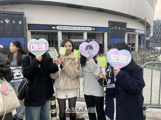 19일 엔시티 127 네 번째 단독 콘서트 ‘엔시티 127 4TH 투어 ‘네오 시티 – 더 모멘텀’’이 열리는 서울 구로구 고척스카이돔을 찾은 팬들. 사진 | 정하은 기자