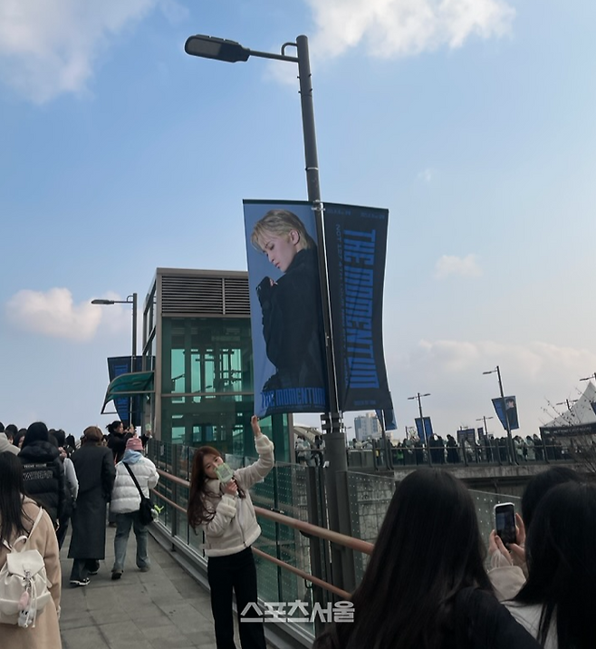 19일 엔시티 127 네 번째 단독 콘서트 ‘엔시티 127 4TH 투어 ‘네오 시티 – 더 모멘텀’’이 열리는 서울 구로구 고척스카이돔을 찾은 팬들.