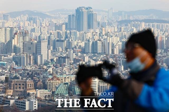 이창용 한국은행 총재는 이번 기준금리 동결 배경에 대해 원·달러 환율 상승을 주된 요인으로 꼽았다. /뉴시스