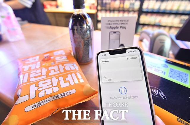 애플의 근거리무선통신(NFC) 결제 서비스 '애플페이'를 이용해 한 시민이 결제하고 있다. /박헌우 기자