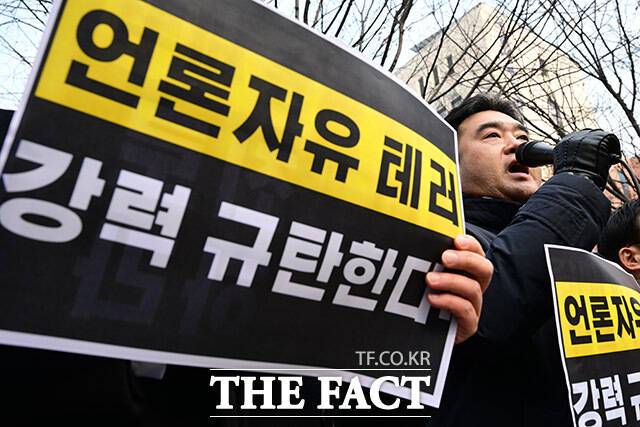 이호재 한국사진기자협회장이 규탄사를 하고 있다.