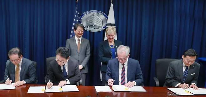 안덕근 산업통상자원부 장관이 8일(현지시간) 미국 워싱턴 D.C. 에너지부 회의실에서 제니퍼 그랜홈 미국 에너지부 장관 및 관계자들과 '한·미 원자력 수출 및 협력 원칙에 관한 기관 간 약정' 업무협약을 체결하고 있다.  2025.1.9. 산업통상자원부 제공 연합뉴스