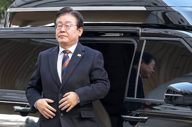 이재명 더불어민주당 대표가 17일 오전 서울 서초구 서울중앙지방법원에서 열린 '대장동 배임·성남FC 뇌물' 혐의 관련 공판에 출석하고 있다.뉴스1
