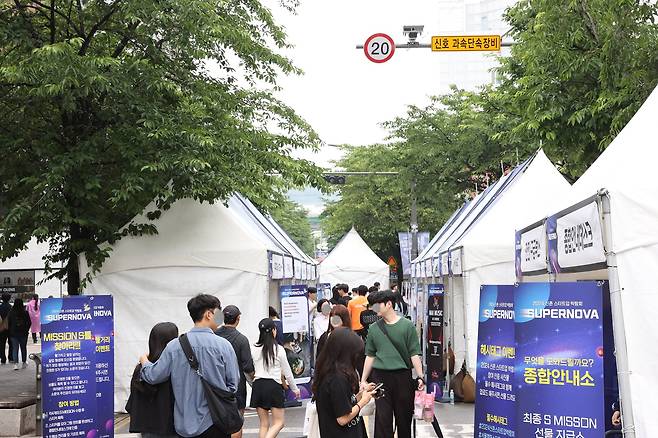 차량 통행이 금지된 서대문구 연세로에서 행사가 열리고 있는 모습. /서대문구