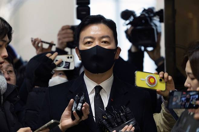 김성훈 대통령경호처 차장이 지난 17일 서울 서대문구 경찰청 국가수사본부 특별수사단(특수단)에 출석하며 취재진 질문에 답변하고 있다. 김 차장은 고위공직자범죄수사처와 경찰의 윤석열 대통령 체포영장 집행 시도를 저지한 혐의를 받고 있다. 사진=뉴시스