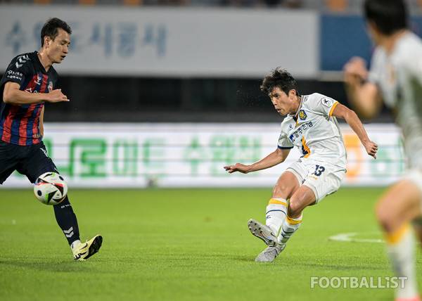 두현석(오른쪽, 광주FC). 서형권 기자