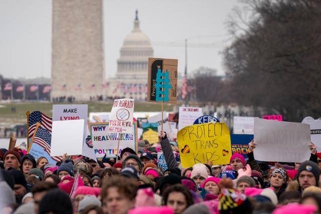 제47대 미국 대통령 취임식 이틀 전인 18일 미국 워싱턴에서 열린 도널드 트럼프 대통령 당선자 반대 집회 ‘국민의 행진(People’s March)’에 참가한 시민들. 워싱턴=UPI 연합뉴스