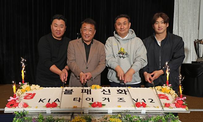 지난해 10월 29일 광주 모처에서 열린 KIA 한국시리즈 축승회에 참석한 이범호 감독, 최준영 대표이사, 심재학 단장, 주장 나성범이 기념 케이크를 커팅하고 있다. KIA 제공