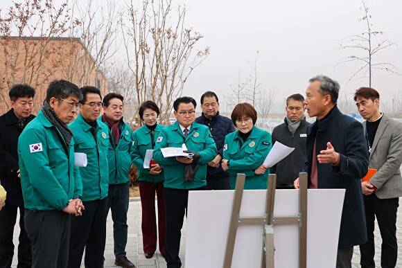 평택시의회 산업건설위원회가 평택호 휴게소를 방문 시설 현황을 듣고 있다. [사진=평택시의회]