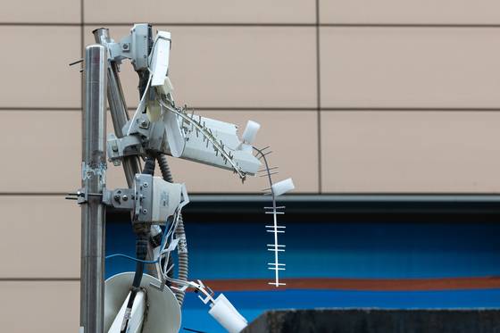 20일 오전 서울 마포구 서울서부지방법원에 윤석열 대통령 지지자들의 난입사태로 파손된 CCTV 등이 보이고 있다. 한편 윤석열 대통령의 구속영장 발부 직후 지지자들의 집단 난입사태로 아수라장이 된 서울서부지방법원은 이날부터 정상운영에 들어간다. 다만 차량 운행은 불가능하고, 법원 출입 시 신분확인이 필요하다. 뉴스1