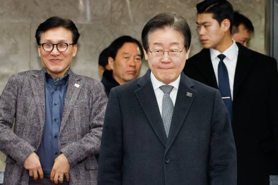 이재명 더불어민주당 대표가 19일 오후 서울 여의도 국회에서 열린 비상의원총회에 입장하고 있다. 뉴스1